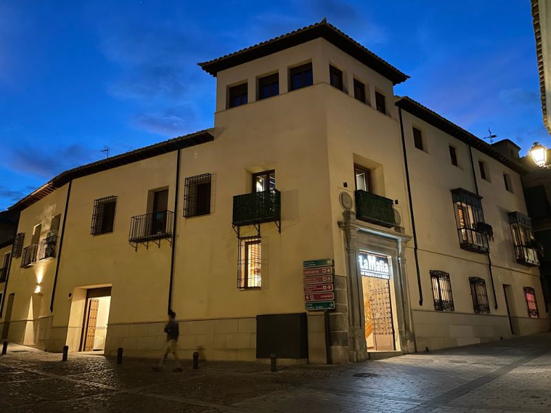 La Famiglia se sienta a la mesa