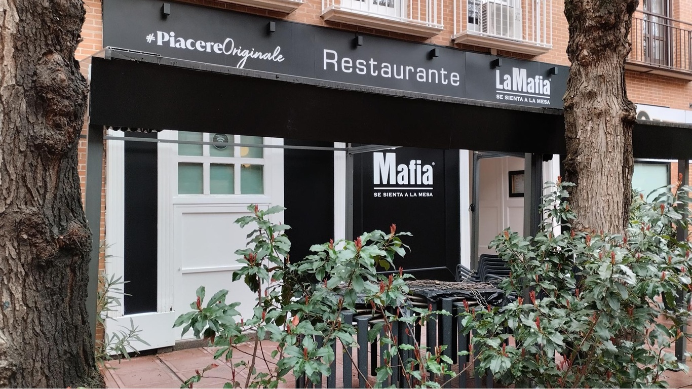 La Famiglia se sienta a la mesa