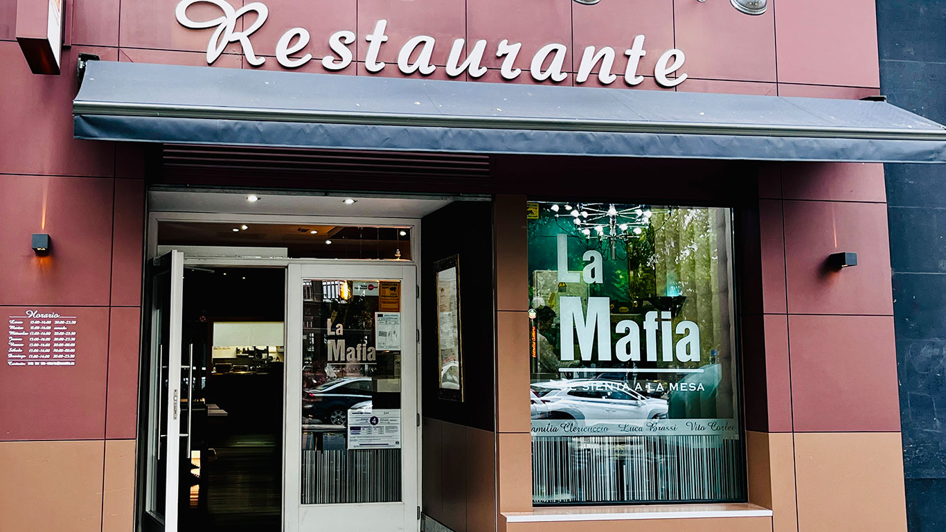 La Famiglia se sienta a la mesa