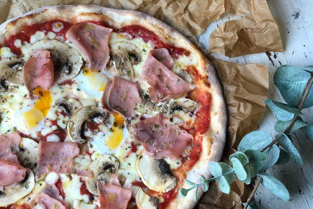Pizza prosciutto e funghi detalle