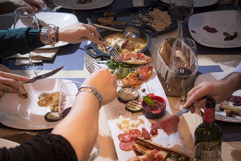 ¿Dónde organizar una cena de amigos memorable?