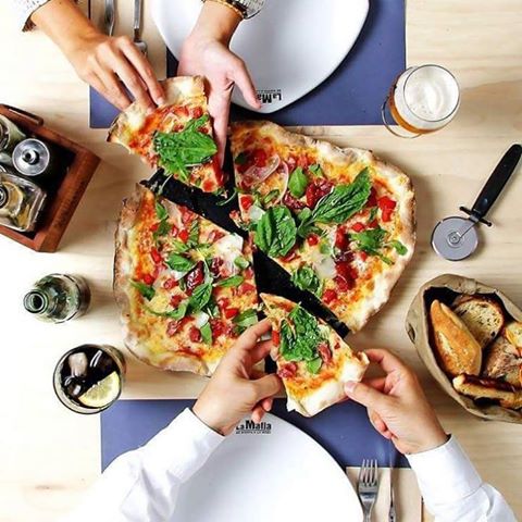 5 tipos de amigos que te arrepientes de invitar a comer