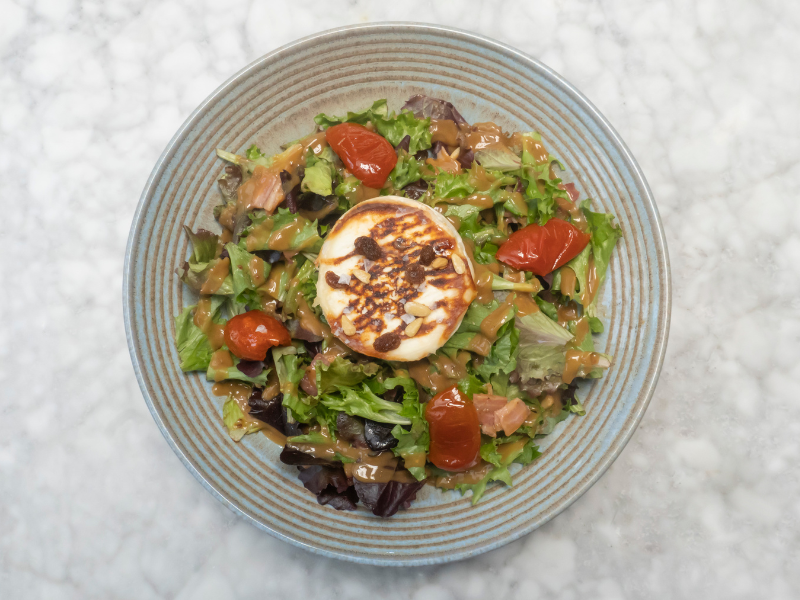Ensalada de rulo de cabra gratinado