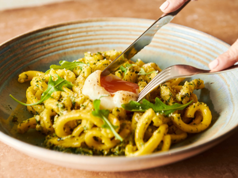 Casarecce lungo con salsa de pesto de rúcula y huevo a baja temperatura