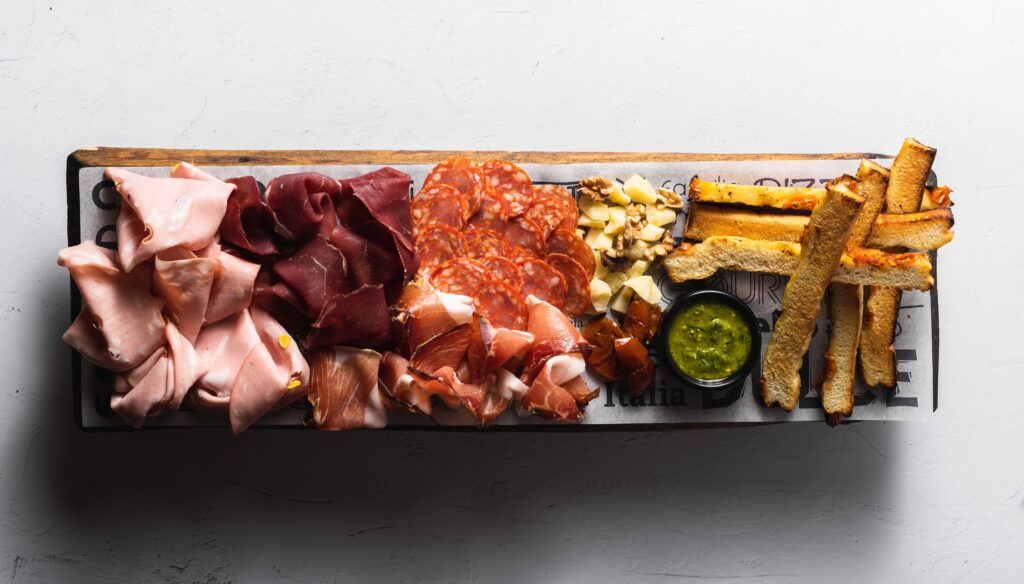 tabla de embutidos italianos con bresaola
