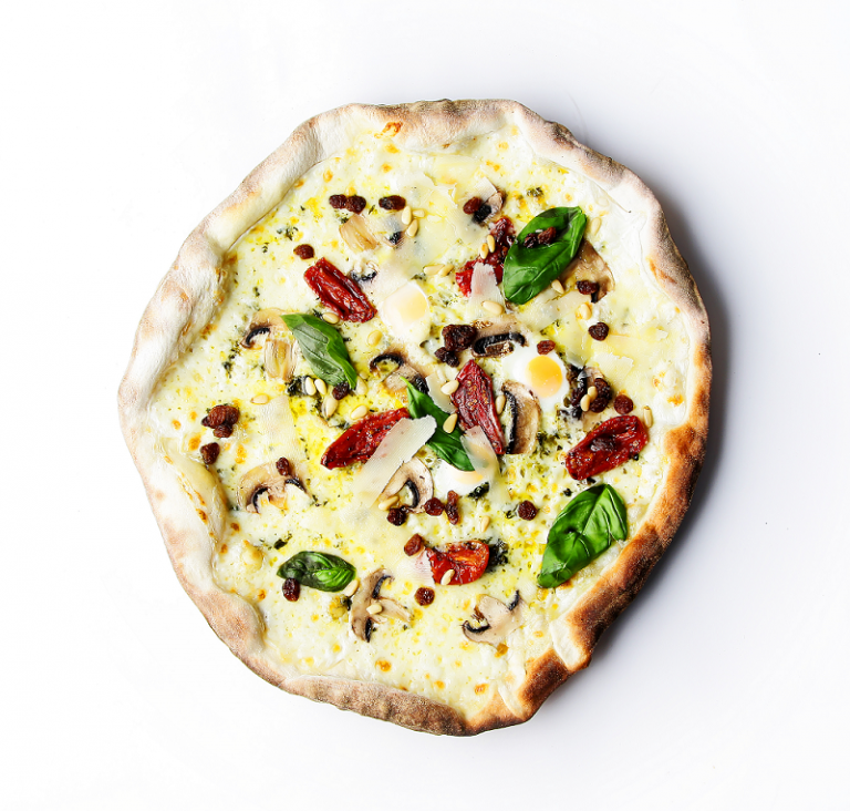 Pizza Genovese de La Mafia se sienta a la mesa