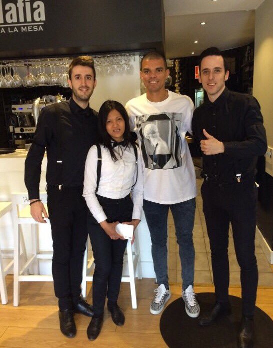 Pepe en La Mafia se sienta a la mesa