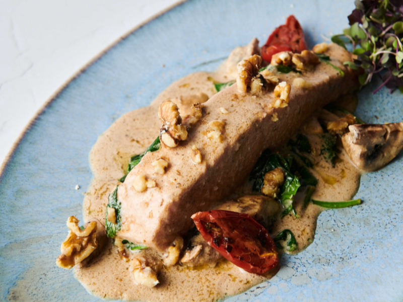 Salmón a la crema con espinacas y nueces