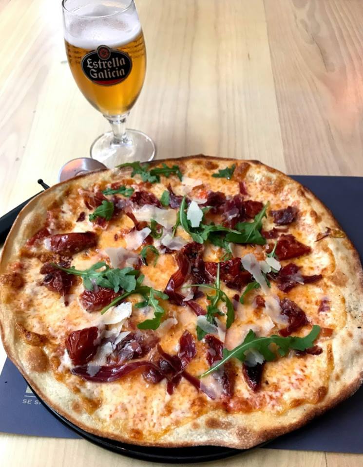 ¿Cerveza o vino para maridar con pizza?