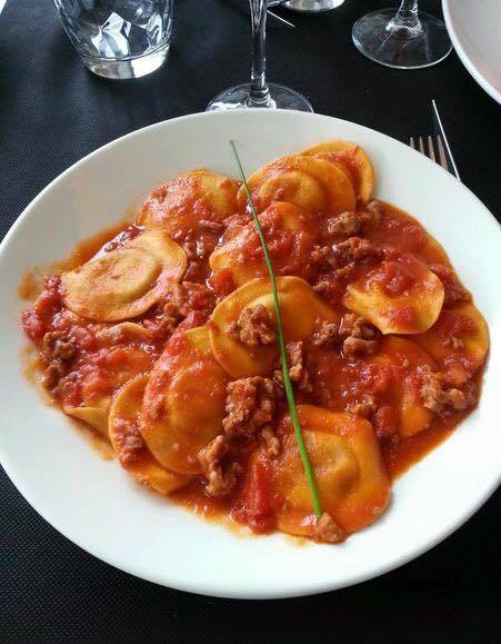 Plato de pasta con salsa boloñesa