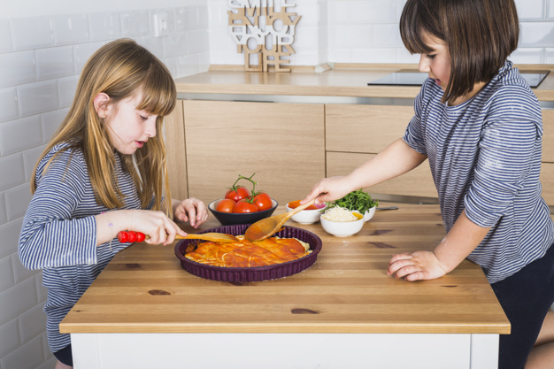 preparar una pizza con niños