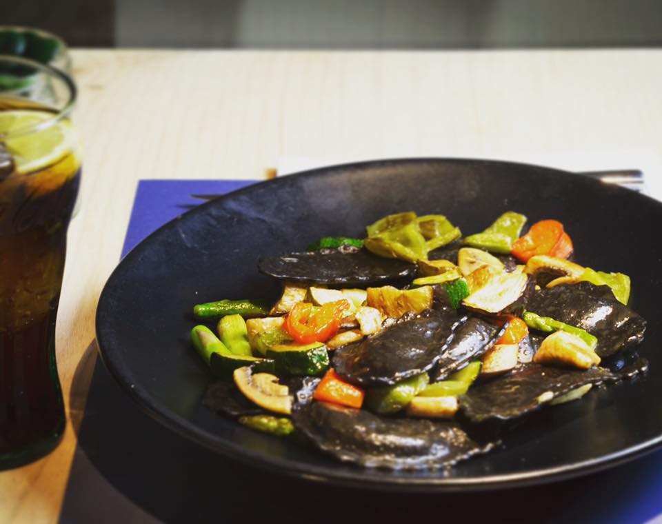 Dos deliciosos platos de pasta rellena aptos para vegetarianos