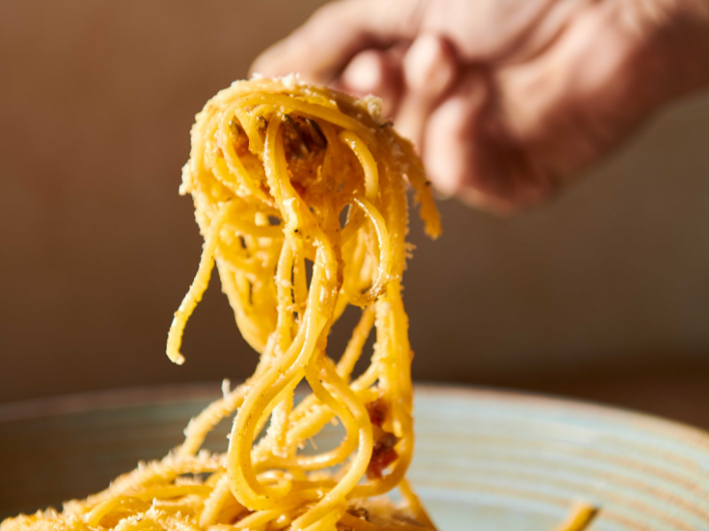 ¿Con qué cubiertos se debe comer la pasta?