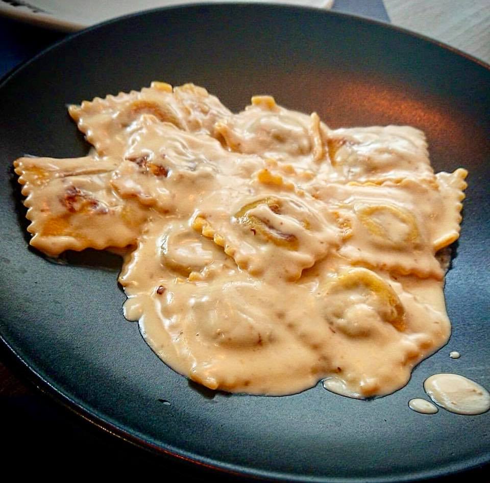 ¿Qué vinos pedir para acompañar tus platos de pasta y salsa blanca?
