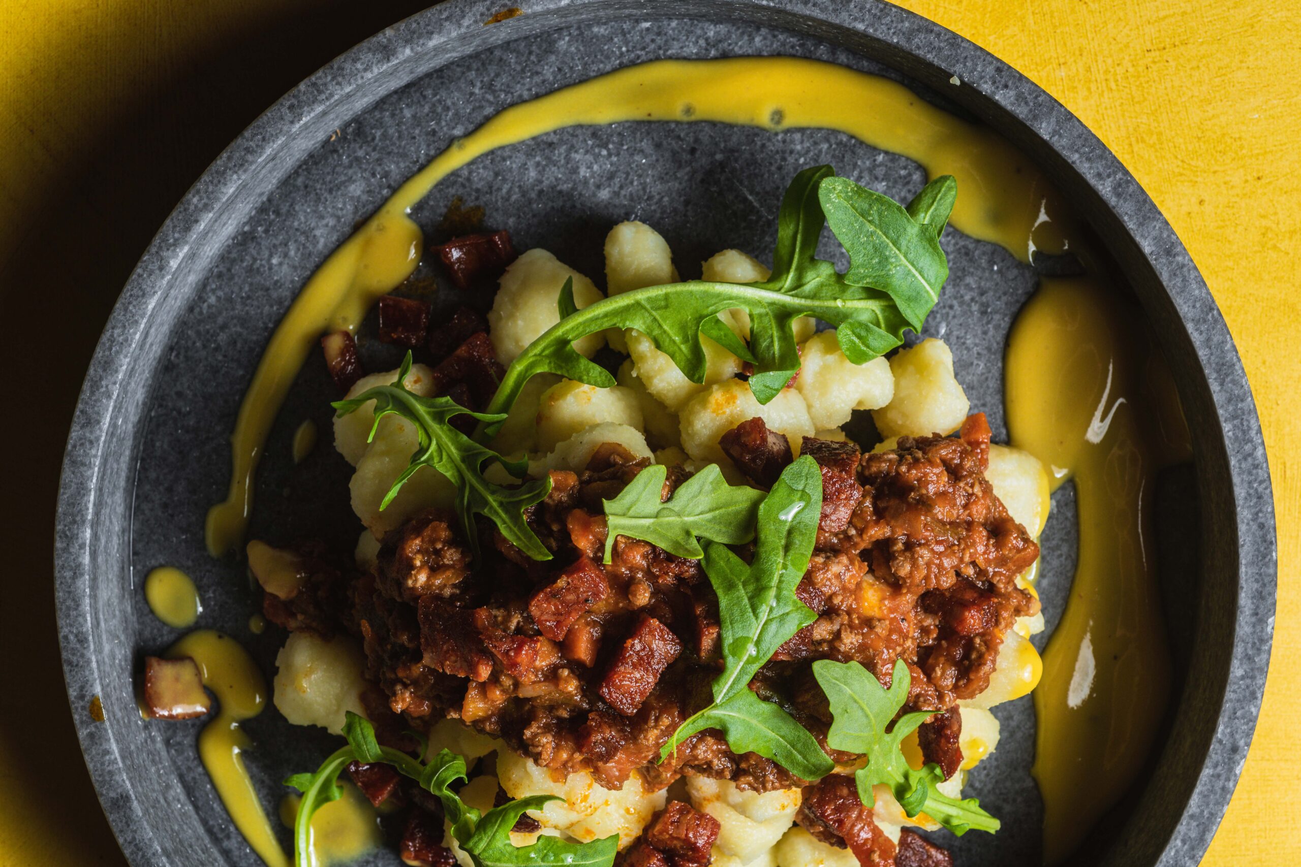 33 0004 Gnocchi de patata con salsa Arrabbiata affumicata y salsa de naranja y mostaza 06 scaled