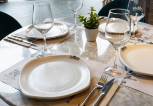 La Famiglia se sienta a la mesa