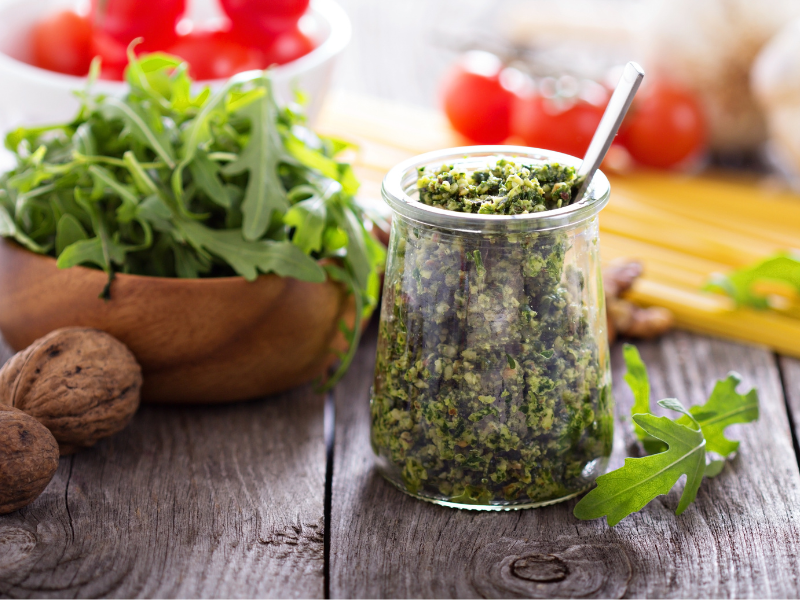 Receta de pesto de rúcula y nueces: una salsa para pasta sencilla y rápida de preparar