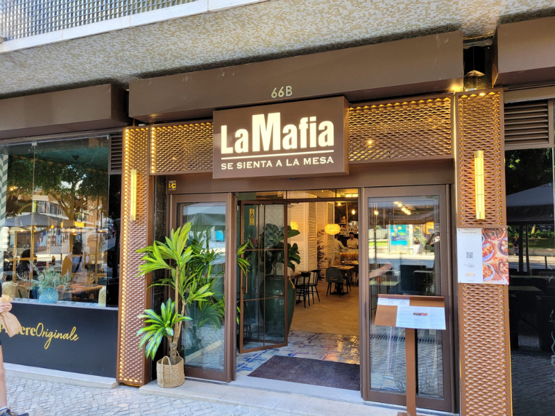 La Famiglia se sienta a la mesa
