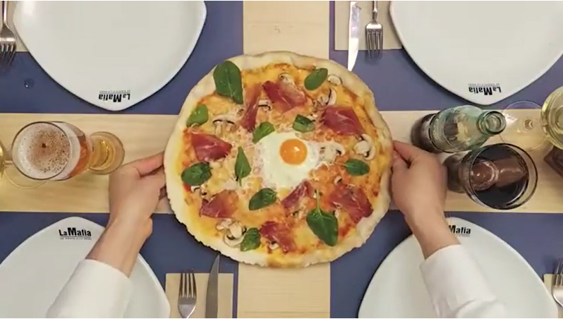 Speck pizza: discover this delicious recipe from Italy