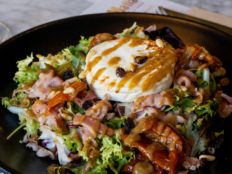 Receta de ensalada de rulo de cabra y bacon: Crujiente y deliciosa
