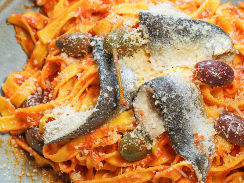 Tallarines con salsa puttanesca