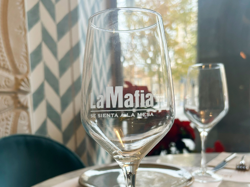 La Famiglia se sienta a la mesa