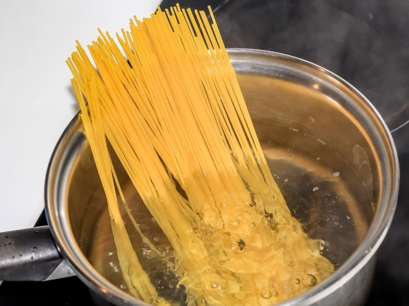 Cómo aprovechar el agua de cocer la pasta