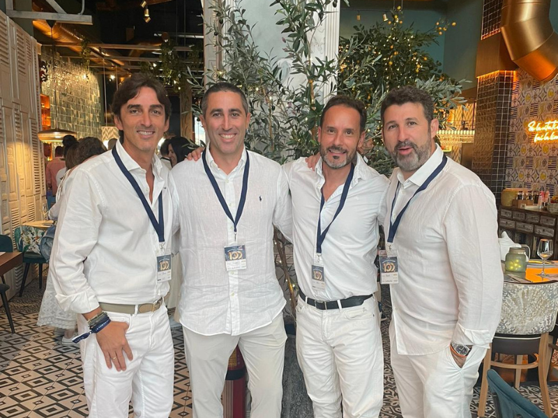 Grupo La Famiglia se sienta a la mesa