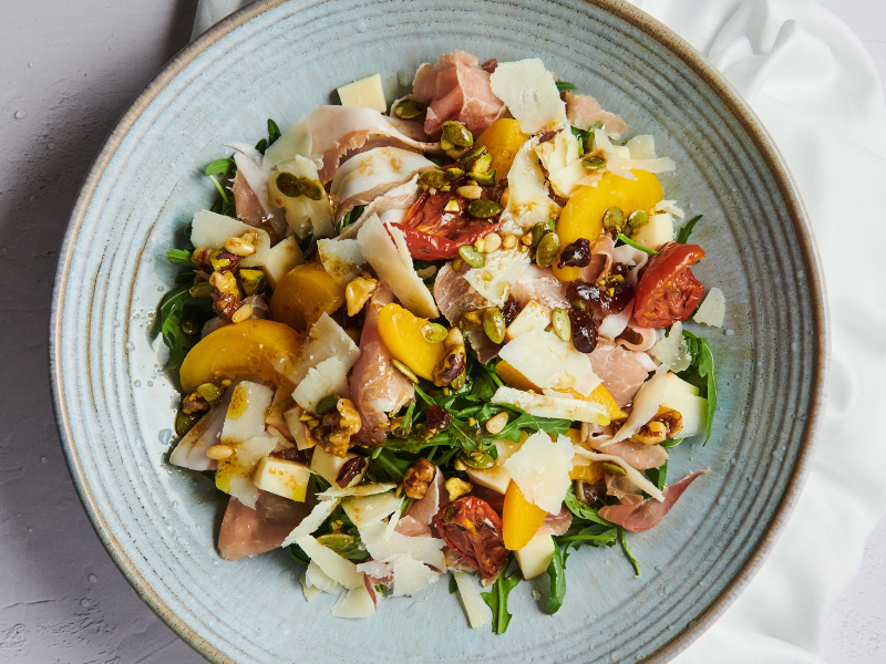 Ensalada con queso scamorza