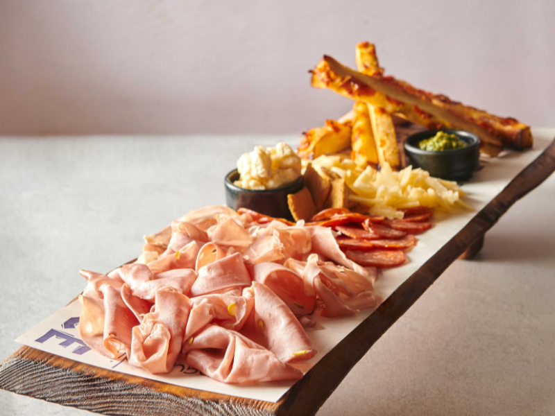Tabla de embutidos con queso scamorza