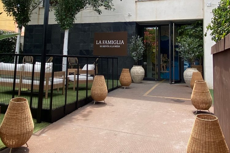 Fachada del restaurante italiano La Famiglia en la Playa de San Juan, Alicante
