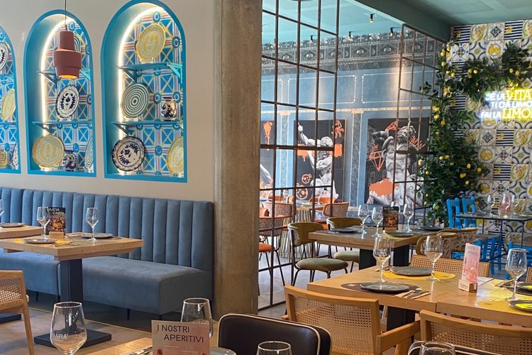 Comedor con hornacinas de cerámica, banco corrido tapizado y mesas para dos
