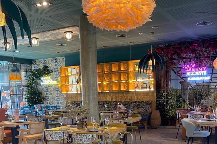 Interior con lámparas de diseño y el rótulo Dolce Far Niente sobre la barra