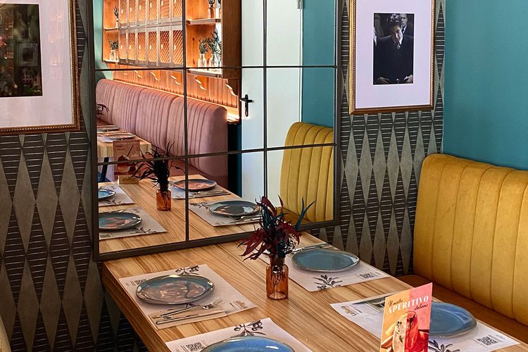 Mesa larga con banco amarillo para comidas de grupo en el italiano de Escaldes-Engordany