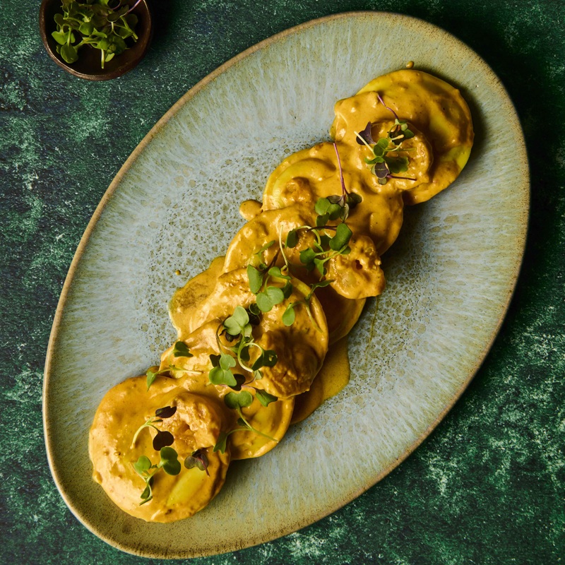 Grandi cappelli de pollo de corral y ciruela en salsa del chef con gambón