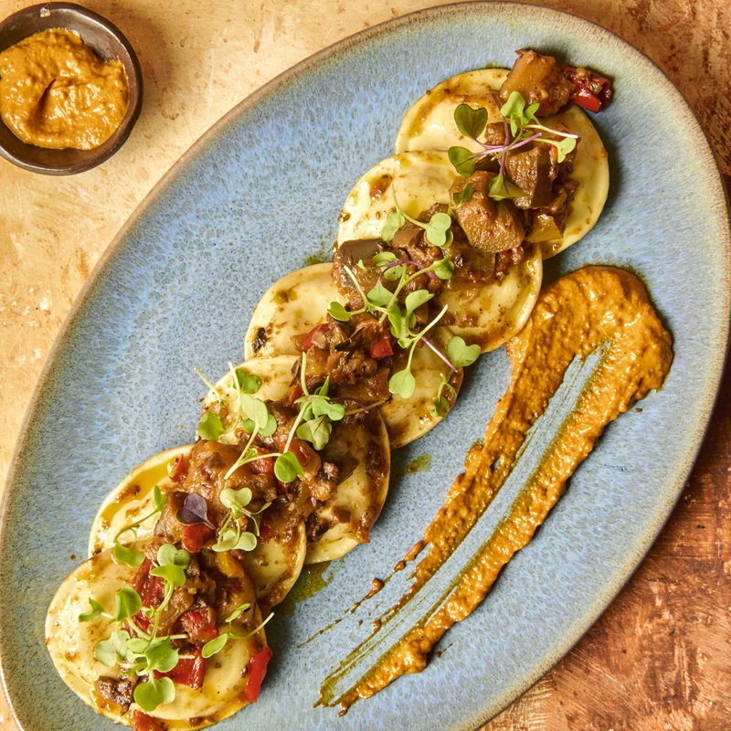 Óvalo de brandada de bacalao con caponata y romesco