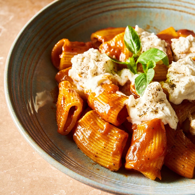 Rigatone al huevo, con salsa pomodoro rosso y burrata fresca