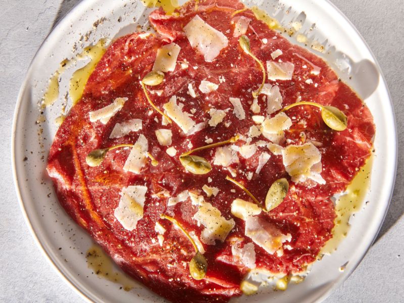carpaccio de buey de La Famiglia se sienta a la mesa