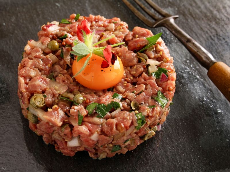 steak tartar francés de La Famiglia se sienta a la mesa