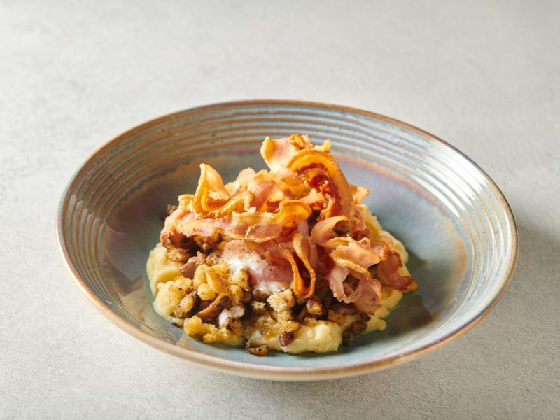 migas trufadas con setas, torrezno soriano y huevo a baja temperatura