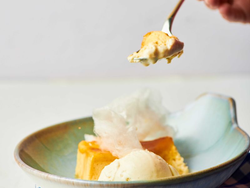 ¿Cómo preparar torrijas de pan brioche con helado de vainilla?