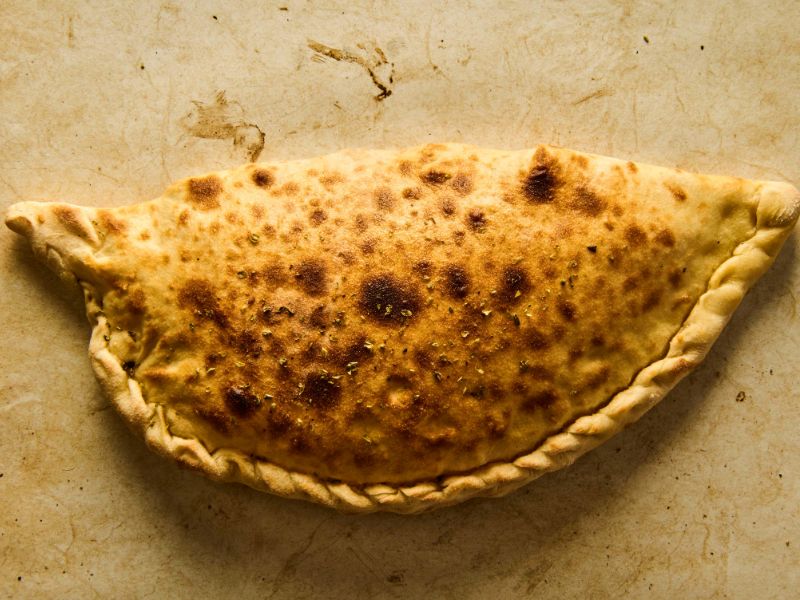 Calzone: Receta tradicional de la pizza rellena italiana